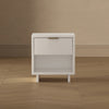 Elara Contemporary 18" Solid Wood Nightstand in White (1-Drawer) | Table de nuit contemporaine Elara 18" en bois massif blanc (1 tiroir)