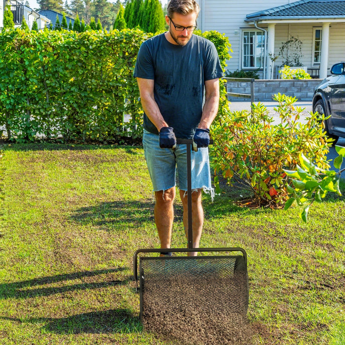 Outsunny 24 Inch Compost Spreader, Peat Moss Spreader with 24.4\"/26.4\" Height Adjustable Handle and Metal Mesh Basket, Lawn and Garden Soil Spreader for Spreading Manure, Black