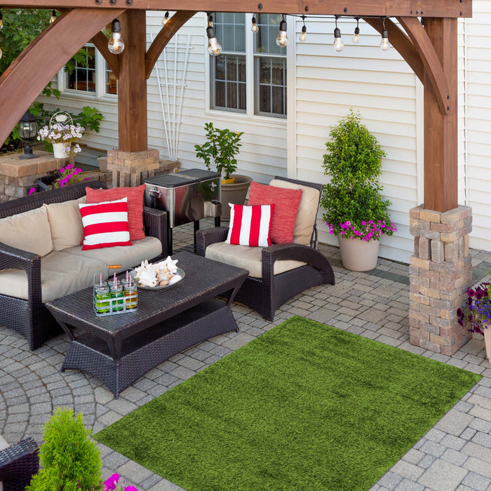 Contemporary 4'0\" x 6'0\" Faux Grass Rug in Green Outdoor Area Rug