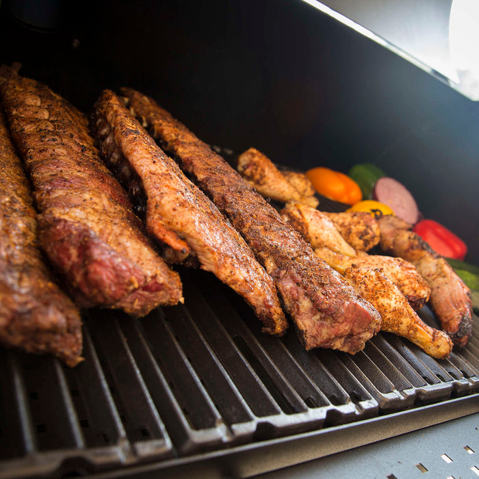 Broil King Regal Charcoal 400 Charcoal Grill in Black