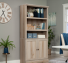 Oryn 35.28” 5-Shelf Bookcase with Storage – Pacific Maple | Bibliothèque Oryn de 35,28 po à 5 tablettes avec rangement - érable Pacifique