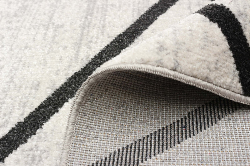 Damali Ivory/Black Machine Washable Area Rug - 5'0\" x 7'0\"